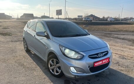 Hyundai Solaris II рестайлинг, 2011 год, 560 000 рублей, 2 фотография