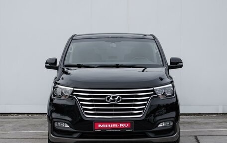 Hyundai Grand Starex Grand Starex I рестайлинг 2, 2018 год, 3 849 000 рублей, 3 фотография