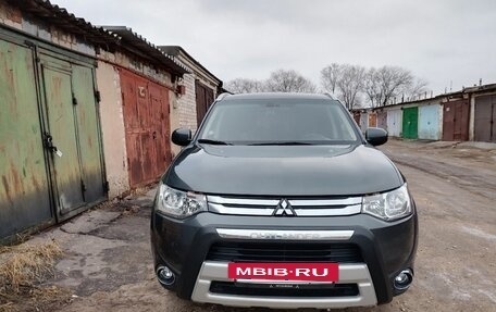 Mitsubishi Outlander III рестайлинг 3, 2014 год, 1 850 000 рублей, 2 фотография