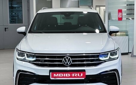 Volkswagen Tiguan II, 2021 год, 3 600 777 рублей, 2 фотография