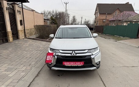 Mitsubishi Outlander III рестайлинг 3, 2015 год, 2 100 000 рублей, 3 фотография