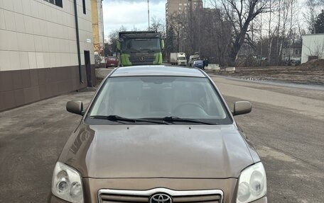 Toyota Avensis III рестайлинг, 2004 год, 749 000 рублей, 2 фотография