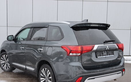 Mitsubishi Outlander III рестайлинг 3, 2019 год, 2 700 000 рублей, 3 фотография