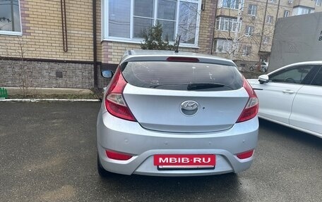 Hyundai Solaris II рестайлинг, 2011 год, 800 000 рублей, 3 фотография