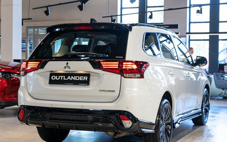 Mitsubishi Outlander III рестайлинг 3, 2022 год, 4 490 000 рублей, 6 фотография