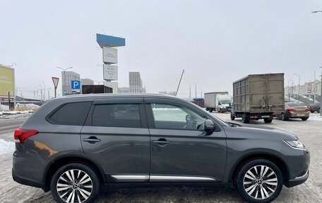 Mitsubishi Outlander III рестайлинг 3, 2020 год, 2 469 000 рублей, 5 фотография