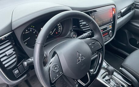 Mitsubishi Outlander III рестайлинг 3, 2020 год, 2 469 000 рублей, 13 фотография