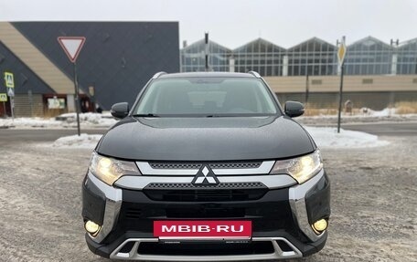 Mitsubishi Outlander III рестайлинг 3, 2020 год, 2 469 000 рублей, 3 фотография