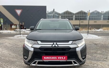 Mitsubishi Outlander III рестайлинг 3, 2020 год, 2 469 000 рублей, 2 фотография