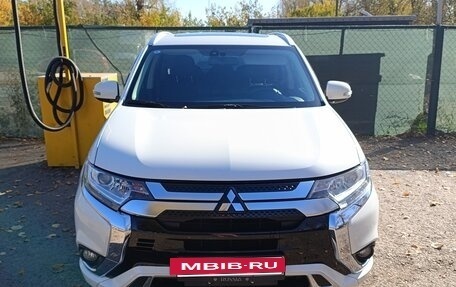 Mitsubishi Outlander III рестайлинг 3, 2022 год, 3 030 000 рублей, 2 фотография