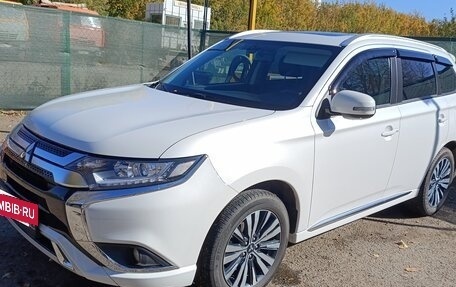 Mitsubishi Outlander III рестайлинг 3, 2022 год, 3 030 000 рублей, 11 фотография