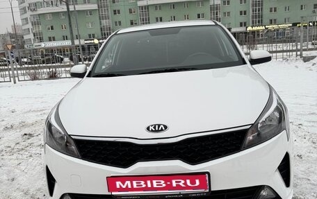 KIA Rio IV, 2021 год, 1 900 000 рублей, 1 фотография