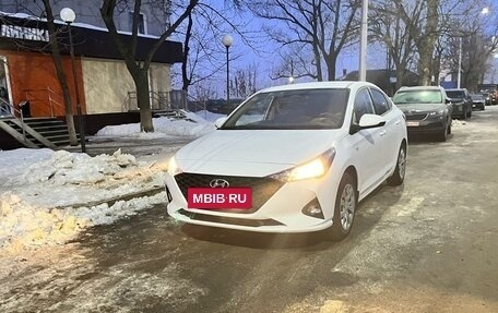 Hyundai Solaris II рестайлинг, 2021 год, 1 900 000 рублей, 4 фотография