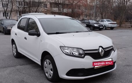 Renault Logan II, 2017 год, 850 000 рублей, 2 фотография