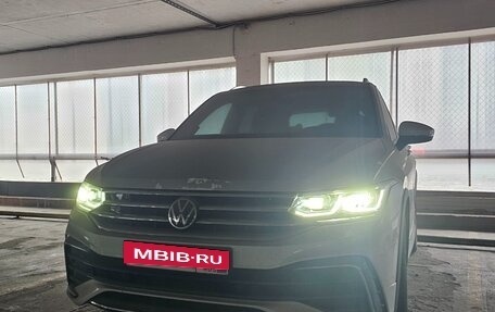 Volkswagen Tiguan II, 2021 год, 4 500 000 рублей, 2 фотография