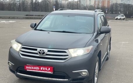 Toyota Highlander III, 2011 год, 2 400 000 рублей, 2 фотография