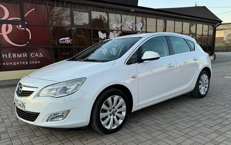 Opel Astra J, 2011 год, 990 000 рублей, 1 фотография