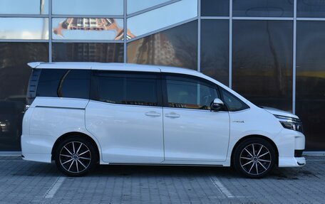 Toyota Voxy III, 2014 год, 1 940 000 рублей, 5 фотография