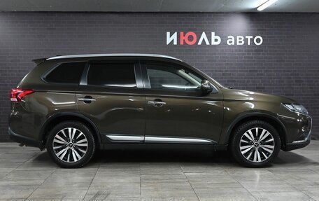 Mitsubishi Outlander III рестайлинг 3, 2019 год, 2 990 000 рублей, 9 фотография