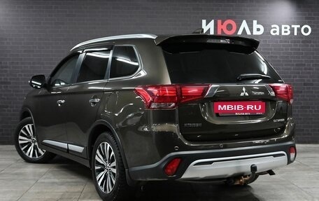 Mitsubishi Outlander III рестайлинг 3, 2019 год, 2 990 000 рублей, 4 фотография