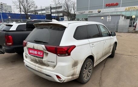 Mitsubishi Outlander III рестайлинг 3, 2022 год, 2 650 000 рублей, 3 фотография