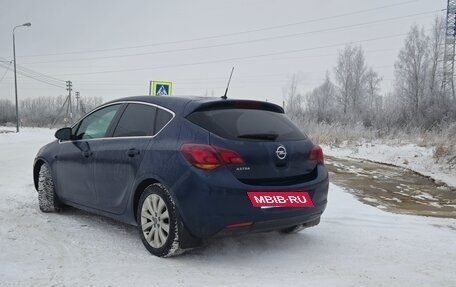 Opel Astra J, 2011 год, 630 000 рублей, 2 фотография