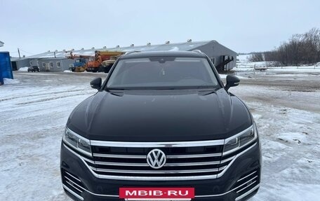 Volkswagen Touareg III, 2019 год, 4 100 000 рублей, 2 фотография