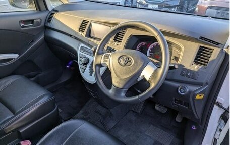 Toyota ISis I, 2012 год, 1 010 000 рублей, 18 фотография