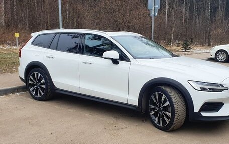 Volvo V60 Cross Country II, 2019 год, 4 100 000 рублей, 2 фотография