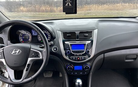 Hyundai Solaris II рестайлинг, 2011 год, 1 000 000 рублей, 8 фотография