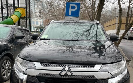 Mitsubishi Outlander III рестайлинг 3, 2018 год, 2 350 000 рублей, 1 фотография