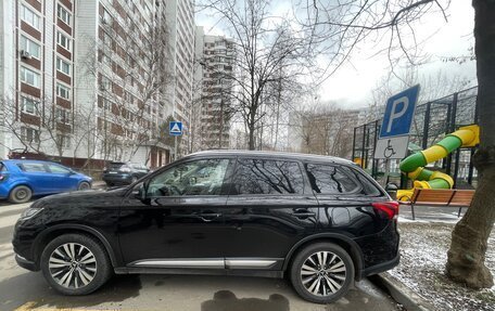 Mitsubishi Outlander III рестайлинг 3, 2018 год, 2 350 000 рублей, 3 фотография