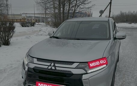 Mitsubishi Outlander III рестайлинг 3, 2018 год, 2 680 000 рублей, 1 фотография