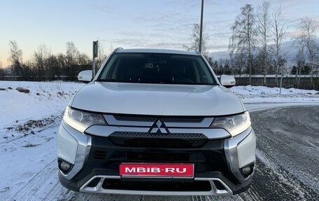 Mitsubishi Outlander III рестайлинг 3, 2019 год, 2 400 000 рублей, 1 фотография