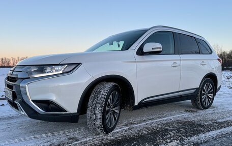 Mitsubishi Outlander III рестайлинг 3, 2019 год, 2 400 000 рублей, 2 фотография