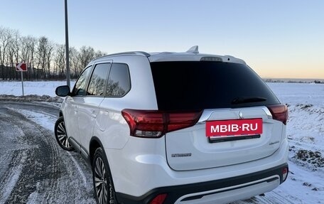 Mitsubishi Outlander III рестайлинг 3, 2019 год, 2 400 000 рублей, 3 фотография