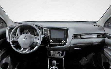 Mitsubishi Outlander III рестайлинг 3, 2021 год, 2 850 000 рублей, 5 фотография