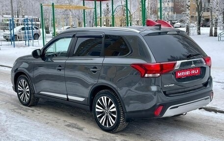 Mitsubishi Outlander III рестайлинг 3, 2021 год, 2 530 000 рублей, 5 фотография