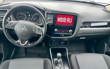 Mitsubishi Outlander III рестайлинг 3, 2021 год, 2 530 000 рублей, 9 фотография