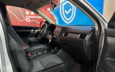 Mitsubishi Outlander III рестайлинг 3, 2014 год, 1 699 900 рублей, 13 фотография