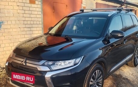 Mitsubishi Outlander III рестайлинг 3, 2020 год, 2 450 000 рублей, 4 фотография