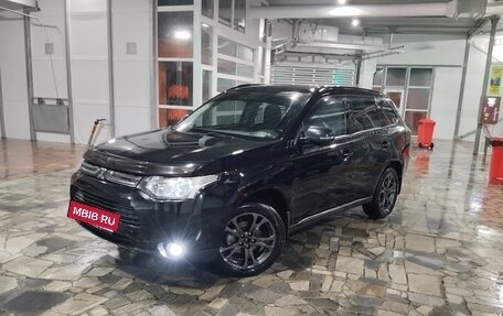 Mitsubishi Outlander III рестайлинг 3, 2013 год, 1 649 000 рублей, 6 фотография