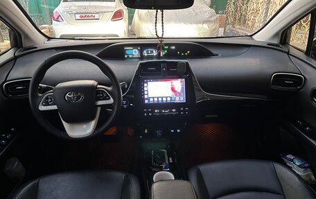 Toyota Prius IV XW50, 2016 год, 1 990 000 рублей, 11 фотография