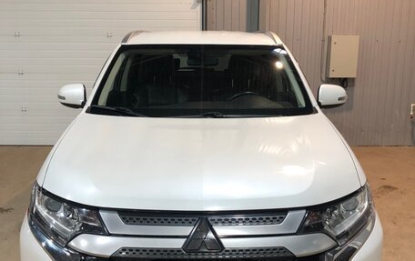 Mitsubishi Outlander III рестайлинг 3, 2018 год, 2 050 000 рублей, 2 фотография