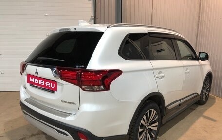 Mitsubishi Outlander III рестайлинг 3, 2018 год, 2 050 000 рублей, 4 фотография