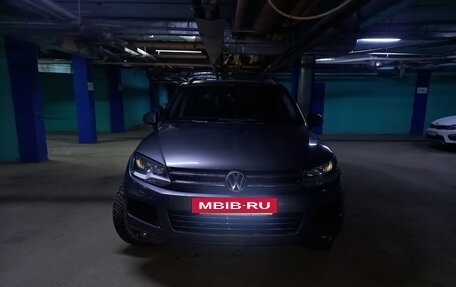 Volkswagen Touareg III, 2011 год, 1 680 000 рублей, 2 фотография