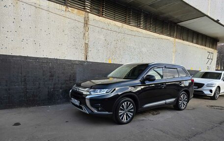 Mitsubishi Outlander III рестайлинг 3, 2020 год, 3 000 000 рублей, 3 фотография