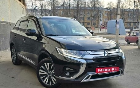 Mitsubishi Outlander III рестайлинг 3, 2020 год, 3 000 000 рублей, 4 фотография