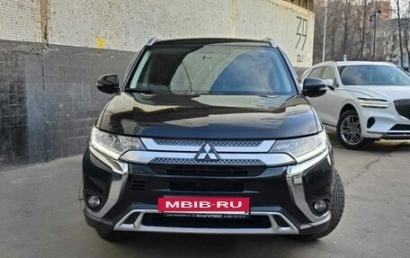 Mitsubishi Outlander III рестайлинг 3, 2020 год, 3 000 000 рублей, 12 фотография