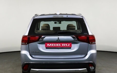 Mitsubishi Outlander III рестайлинг 3, 2017 год, 2 225 000 рублей, 6 фотография